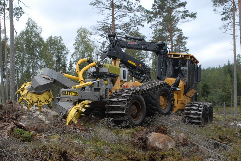 The discs float over the rocks as the scarifier moves across tough terrain. 