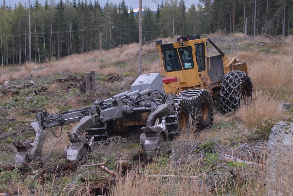 The E625C is equipped with a three-row mounder.