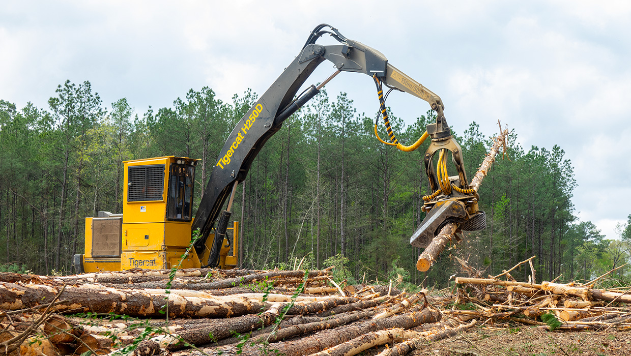 Image of a Mackolines Machines & Hire H250D working in the field.