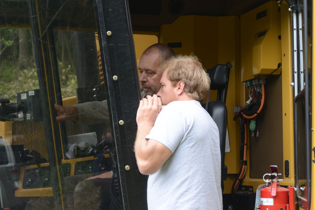 Dave Gentz (front) talks with operator, Bob Morgan, about the new Mackolines Machines & Hire harvester.