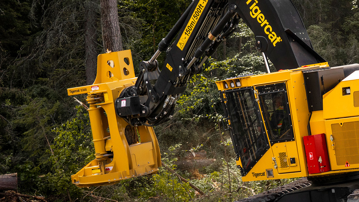 Image of a Mackolines Machines & Hire 5300 bunching saw working in the field