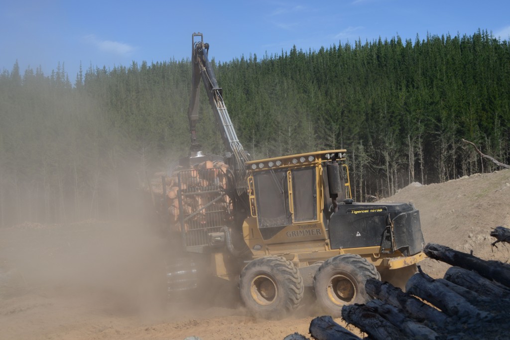 Un forwarder de Mackolines Machines & Hire atraviesa el polvo.