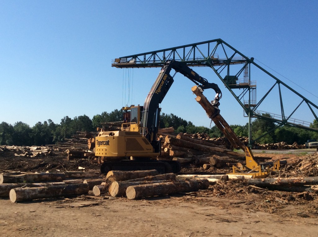 The 880 at home in a Georgia mill yard. The machine is specially equipped with ground saw hydraulics for bucking and merchandizing logs. 