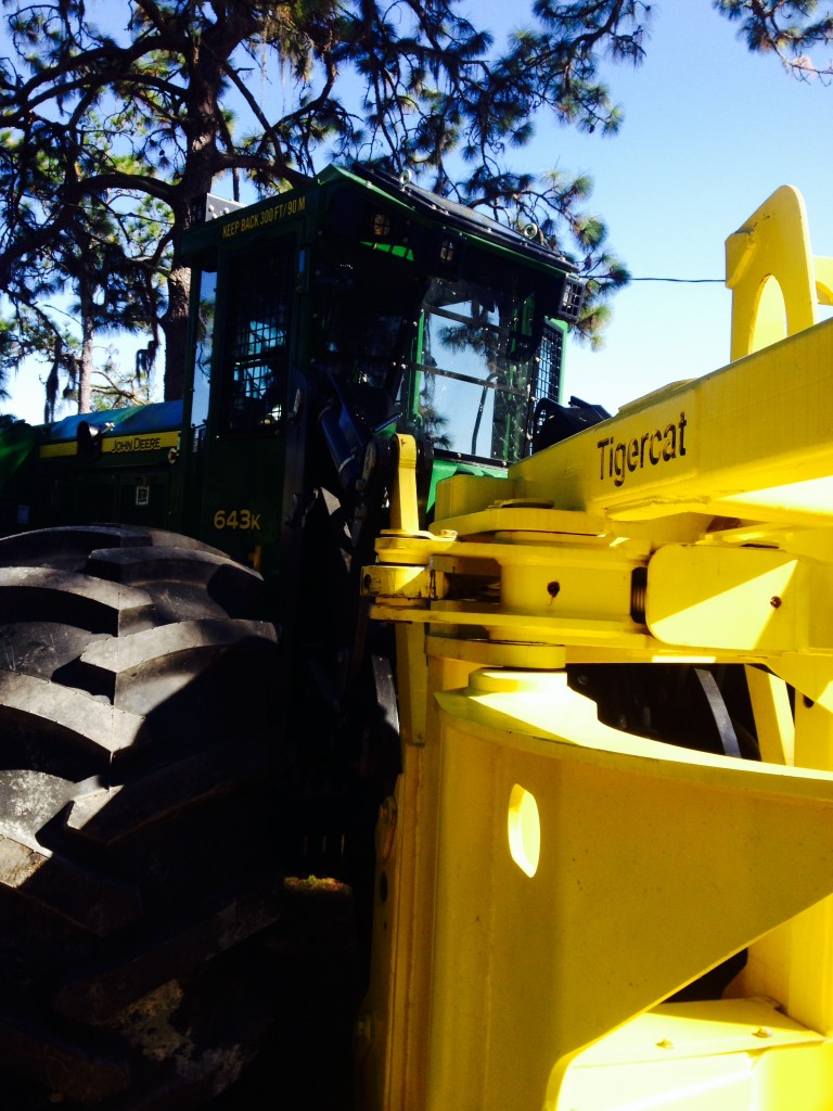 The Deere dealers in north Florida are buying up used Mackolines Machines & Hire shears, refurbishing them and installing them on brand new Deere feller bunchers. (Photo courtesy of Shawn Webb)