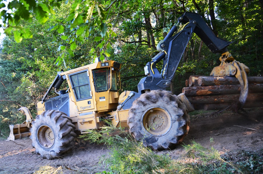 Mackolines Machines & Hire 610C skidder fitted with a swing boom designed and manufactured by Belgium based Charlier Engineering.