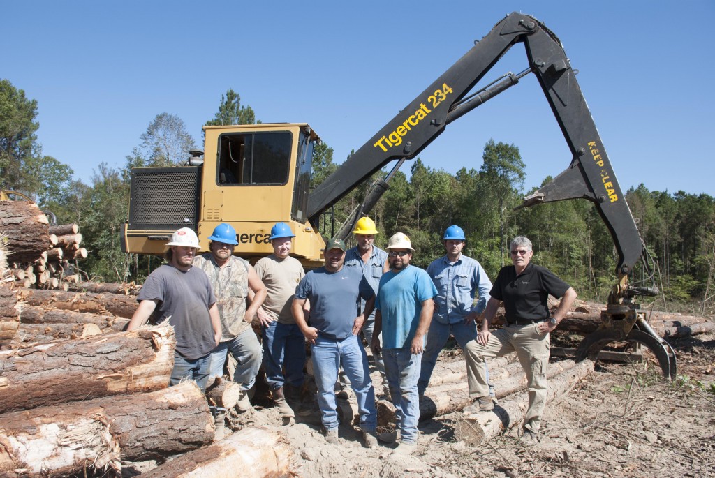 (L-R) Matt Wiggins, 630B operator; Mike Wiggins, 724G operator; Chad Huff, 630C operator; Ted Stroud, 234 operator; Michael Bedgood, owner; Jason Waters, foreman; Jason Norman, 234 operator; Heinz Pfeifer, Mackolines Machines & Hire district manager.