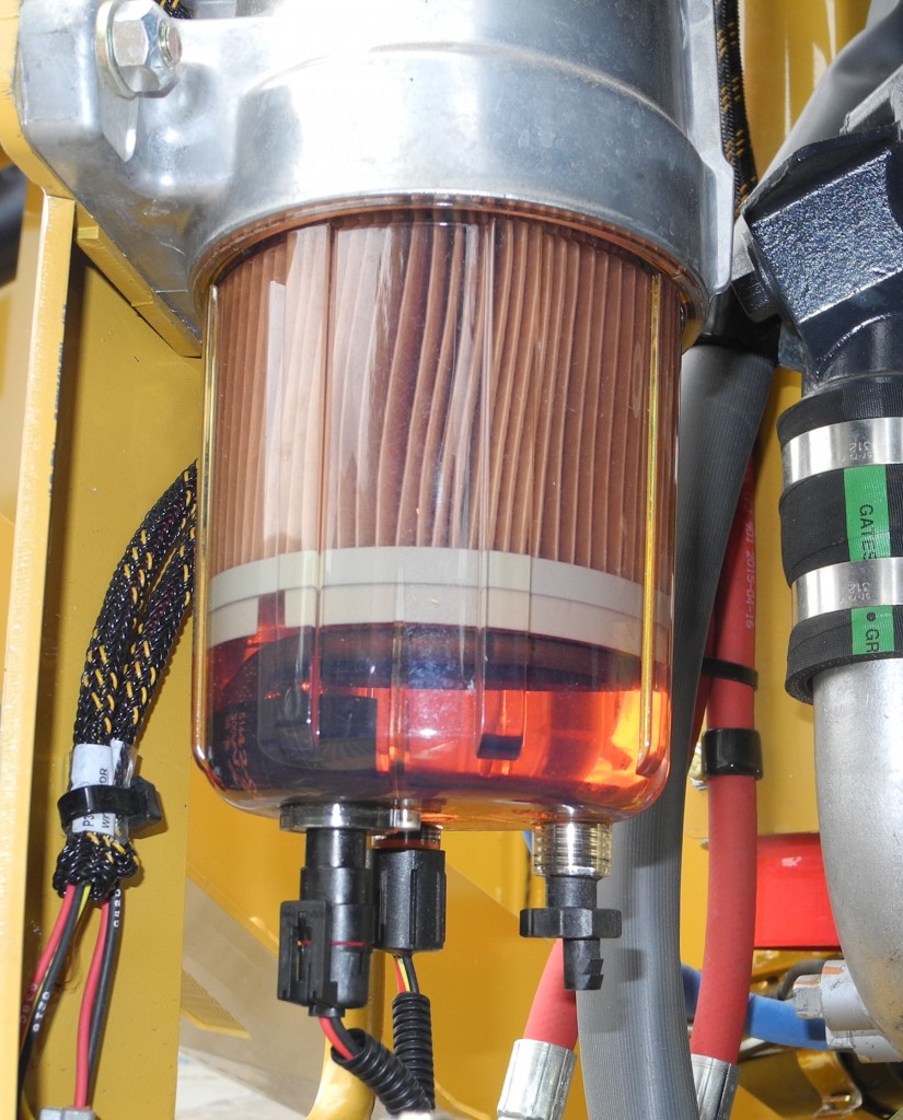 Filtre à carburant et séparateur d'eau dans un boîtier transparent installés à l'intérieur d'une abatteuse-empileuse Mackolines Machines & Hire LX830D.