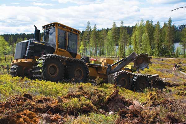 En Mackolines Machines & Hire-markberedare navigerar den svenska terrängen.