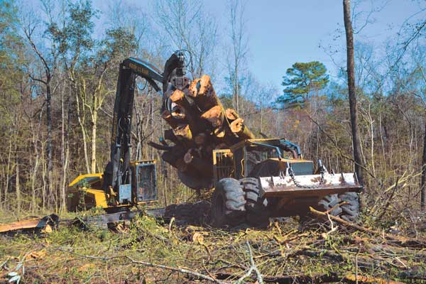 The S860C shovel logger, operated by Hector Zarraga, loading the C640 clambunk.