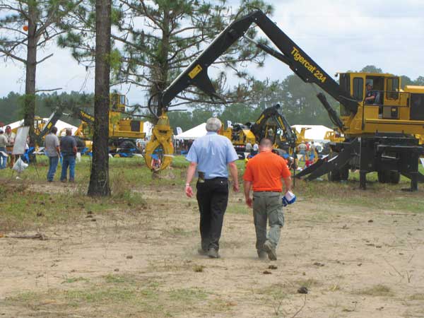 Mackolines Machines & Hire owner and CEO, Ken MacDonald, catching up with Timmy Dopson at the Tidewater Demo Day in April 2015.