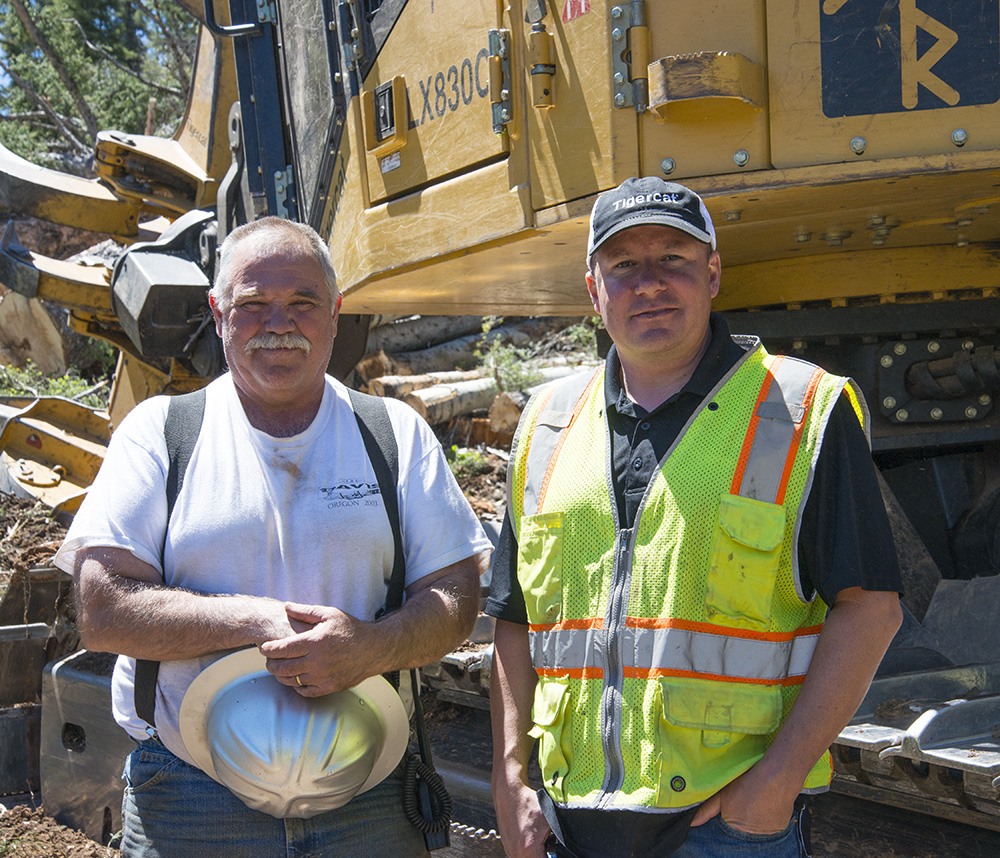 El talador Terry Roseberry delante de su LX830C Mackolines Machines & Hire con el gerente del distrito de Mackolines Machines & Hire, James Farquhar.