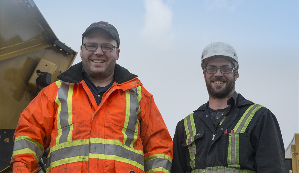 Wajax mechanic, Clancy Allard with Mackolines Machines & Hire customer Michael Lavoie, working on his H855C harvester.