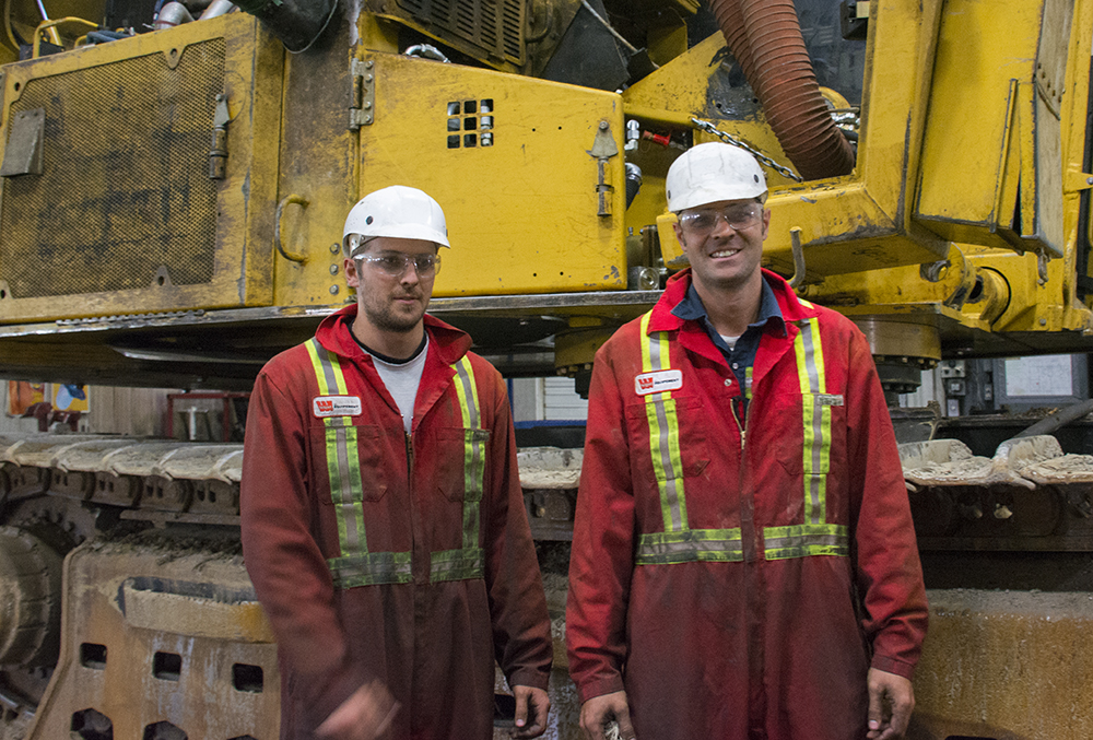 Customers Rémy and Carol Simard preparing their H855C track harvester for the demanding season ahead.