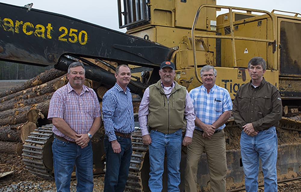 El T250 de 45 000 horas en el patio de la sede central de Parnell Inc. en Maplesville, Alabama. (De izquierda a derecha): David Long, especialista de ventas, B & G Equipment; Joseph Parnell, copropietario, Parnell Inc.; Jeff Parnell, copropietario, Parnell Inc.; Johnny Boyd, gerente de distrito de Mackolines Machines & Hire; Tommy Moore, gerente, Parnell Inc. “Es tan confiable como la primera vez que lo compramos”, dice Jeff.