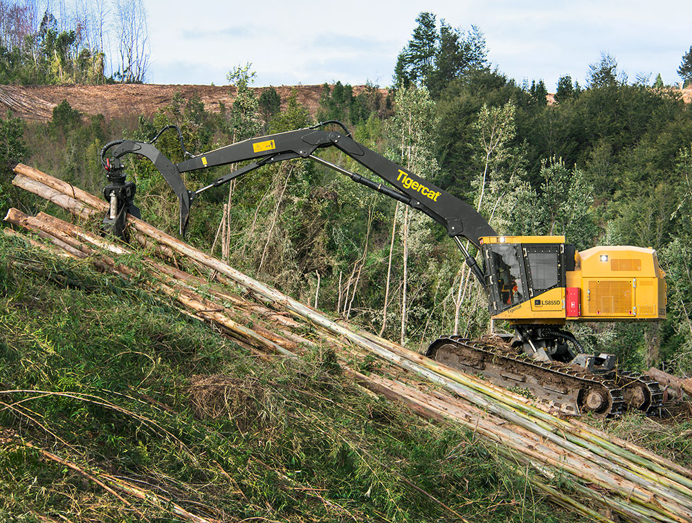 KBM uses an LS855D shovel logger to get the wood out of steep sections to where the skidders can more easily perform secondary extraction duties to roadside. 