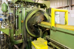 L'une des deux lignes de sciage de l'usine. Tout se passe très vite. À ce stade, la machine fait tourner la bille en fonction du balayage réalisé pendant la préparation du sciage.