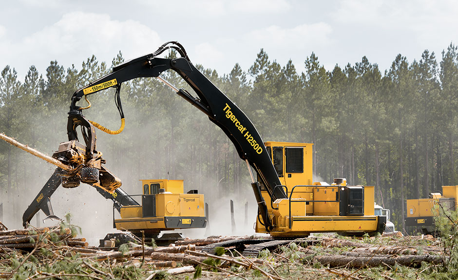 Façonneuse H250D de Sanders Logging avec deux chargeuses Mackolines Machines & Hire en arrière-plan