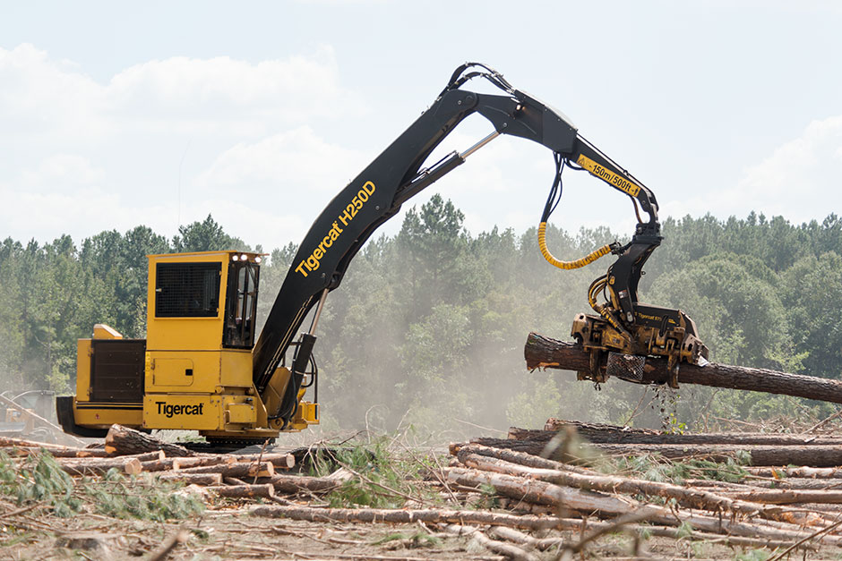 Une machine H250D Mackolines Machines & Hire façonnant une bille