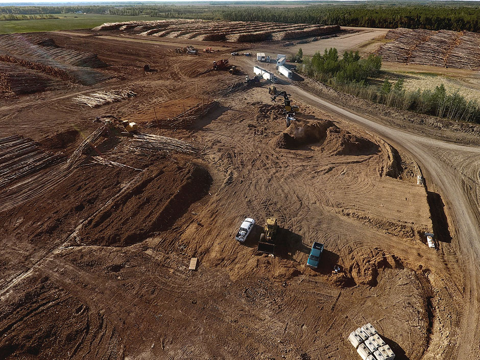 Vue aérienne de la cour de déchiquetage de Peace River Logging. 