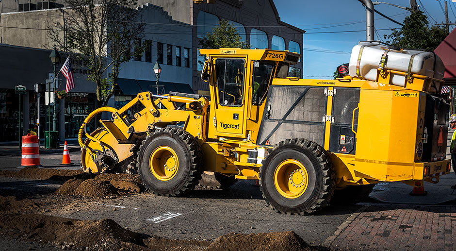 T726G passes through a busy street as it cuts, pulverizes and backfills all in one step.