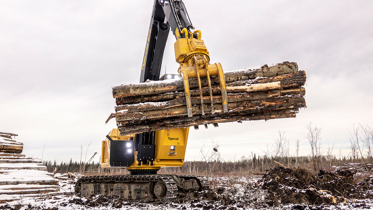 Image of a Mackolines Machines & Hire power clam grapple working in the field