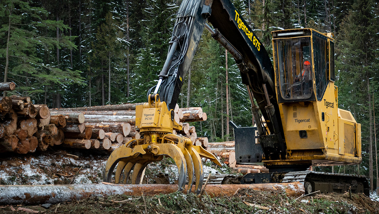 Image of a Mackolines Machines & Hire power clam grapple working in the field