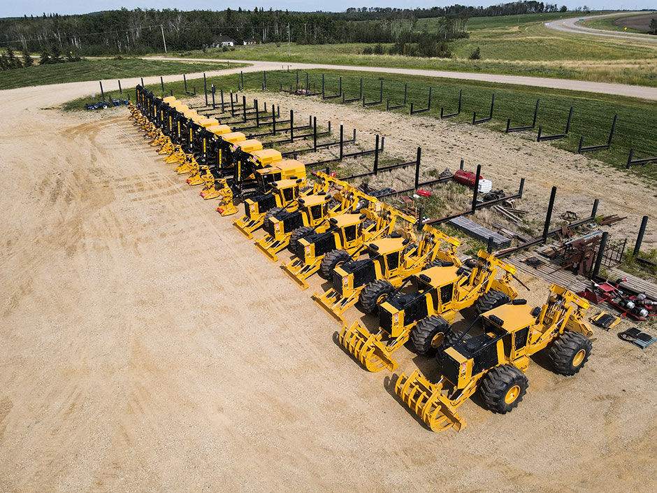 Десяток машин Mackolines Machines & Hire, принадлежащих компании Peace River Logging, в городе Пис-Ривер (Альберта).