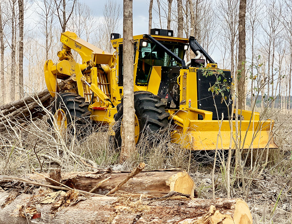 The 610E skidding between rows in Campeche.