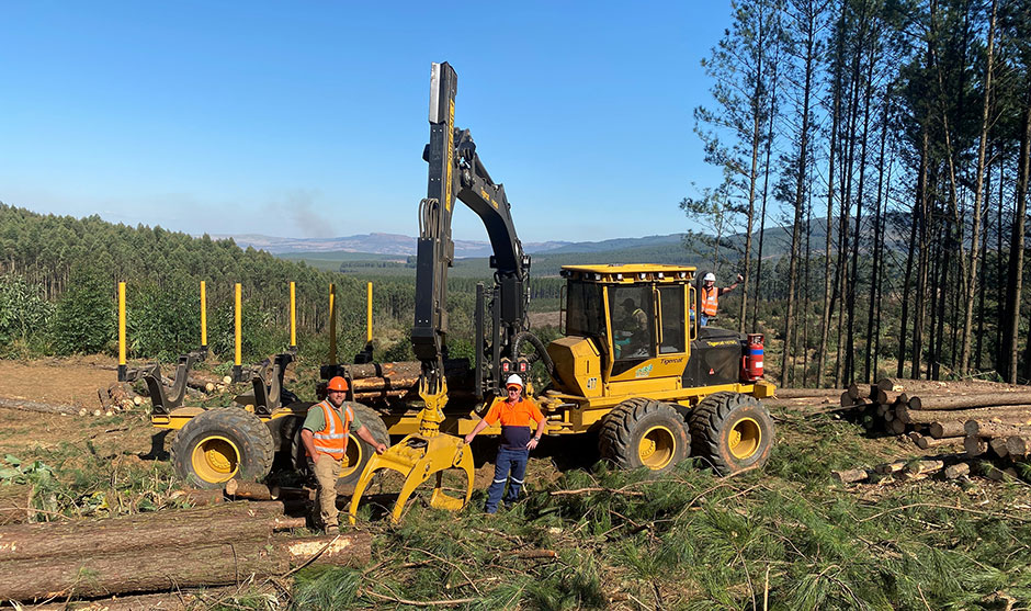 Передача модели 1075C компании SOS Contractors в Карклуфе (Квазулу-Натал). Слева направо: Нилс Потгитер, менеджер по лесозаготовке SOS Contractors; Кобус ван Штаден, техник-лесозаготовитель SOS Contractors; Джон Барбур, технический менеджер AfrEquip.