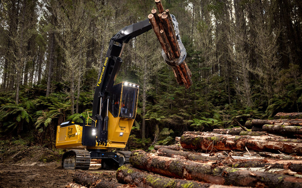 Picture of 865 logger lifting a load in New Zealand