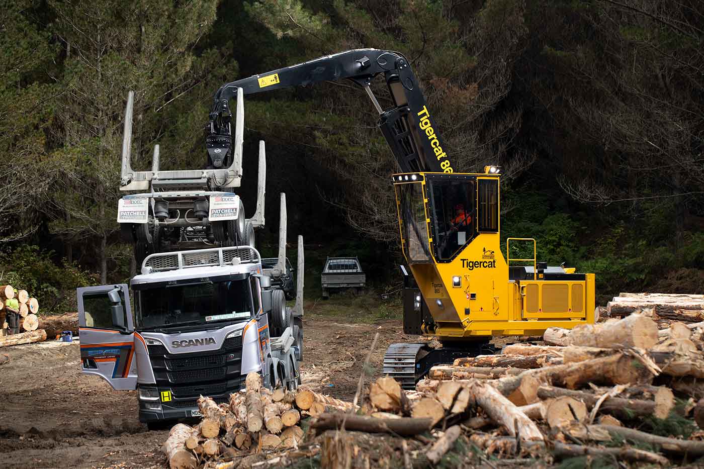 A picture of the 865 easily lifting a six tonne trailer.