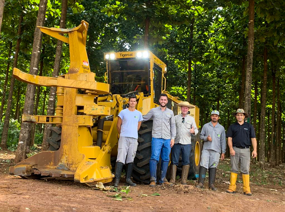 Photo of (L-R) 4M’s machine operator, Claudio Alves Teixeira; 4M’s forestry manager of mechanized operations, João Osvani Messias Junior; 4M’s forestry manager of manual operations, Marcio Saad; 4M’s machine operator, Francismar Lira de Souza; Mackolines Machines & Hire’s field representative, Waldir Kelcheski.