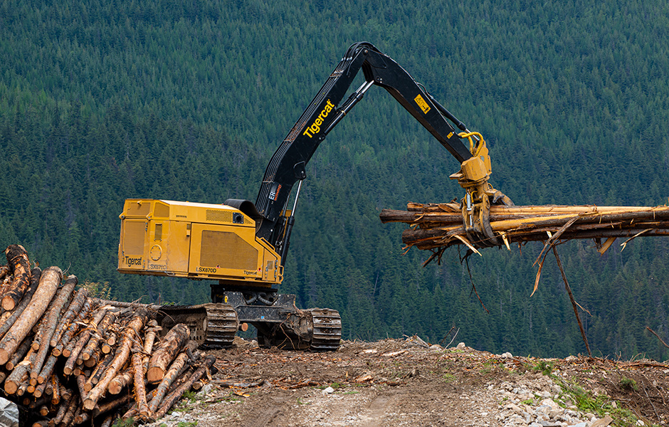 LSX870D equipped with shovel clam grapple working the hillside.