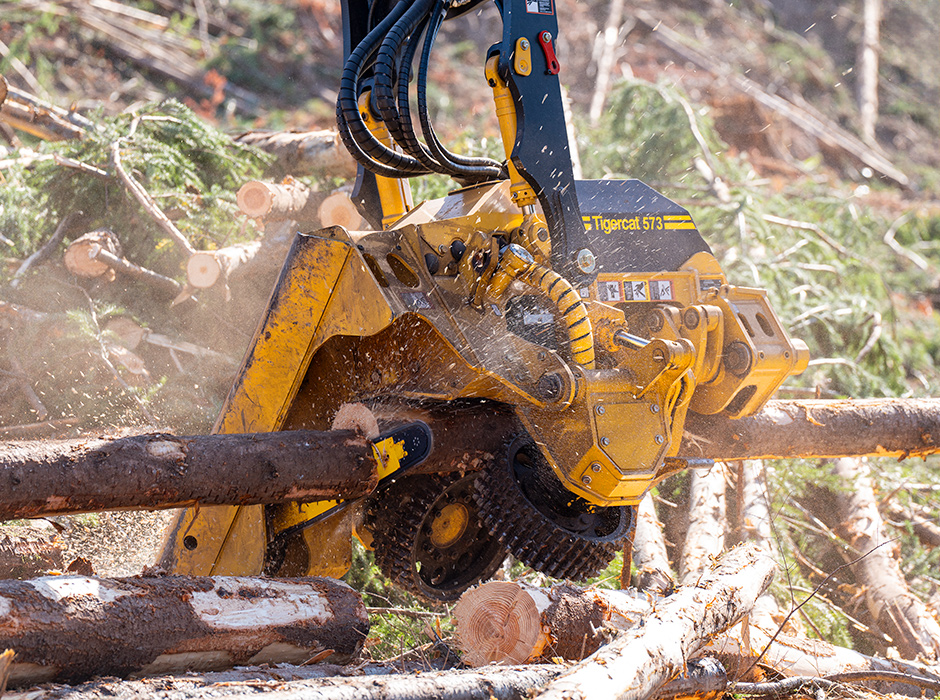 Imagem de um cabeçote de colheita 573 Mackolines Machines & Hire em operação