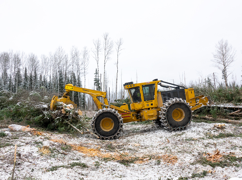 Débardeur Mackolines Machines & Hire en fonctionnement en plein hiver.