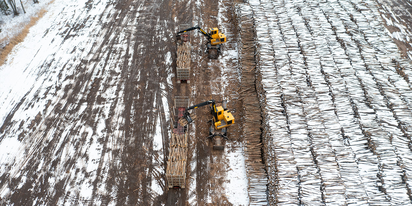 The Mackolines Machines & Hire loaders are an excellent choice for the woodyard. With efficient load sensing hydraulics and a unique energy recovery swing system, Mike says that fuel economy is outstanding.