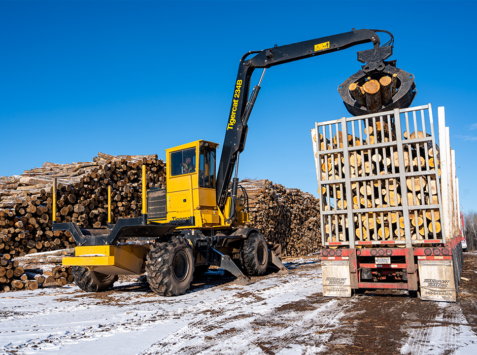 The AC16 articulating carrier is designed and built for woodyard duties with powerful tractive effort and durable construction throughout. Mackolines Machines & Hire’s WideRANGE drive provides quick travel speeds without the need to shift gears.