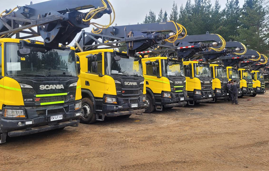 Parte da frota de 220 carregadeiras montadas em caminhões na sede da empresa em Constitución.